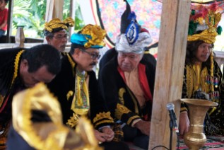 Sultan Buton ke-40, Dr. H. La Ode Muhammad Izat Manarfa (ke-2 kanan) duduk berbincang dengan bupati Wakatobi, Arhawi (ke-2 kiri) di dampingi Kapitalao Sukanaeo Ld Jabaru (panglima kesultanan Buton) saat menghadiri prosesi pelantikan Lakina Bharata Kahedupa di Benteng Ollo, pulau Kaledupa, Wakatobi, Sulawesi Tenggara, 17 September 2016. - The Jakarta Post / Jerry Adiguna
