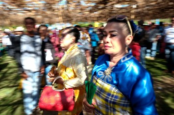 Seorang perempuan bangsawan berjalan di tengah lokasi perayaan pelantikan Lakina Bharata Kahedupa, Kaledupa, Wakatobi, Sulawesi Tenggara, 17 September 2016. - The Jakarta Post / Jerry Adiguna