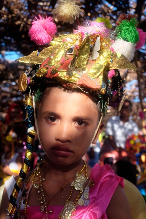 Anak laki-laki dari keluarga bangsawan mengenakan pakaian adat saat mengikuti prosesi perayaan pelantikan Lakina Bharata Kahedupa, Kaledupa, Wakatobi, Sulawesi Tenggara, 17 September 2016. - The Jakarta Post / Jerry Adiguna