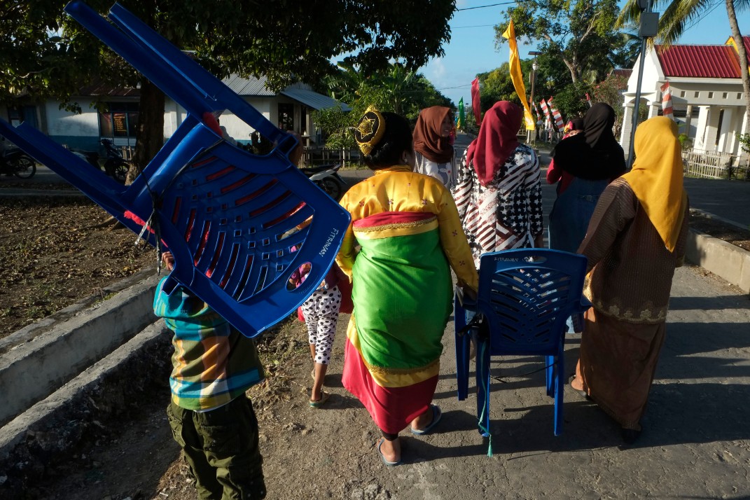 Seorang perempuan bangsawan berjalan bersama kerabatnya usai mengikuti prosesi perayaan pelantikan Lakina Bharata Kahedupa, Kaledupa, Wakatobi, Sulawesi Tenggara, 17 September 2016. - The Jakarta Post / Jerry Adiguna