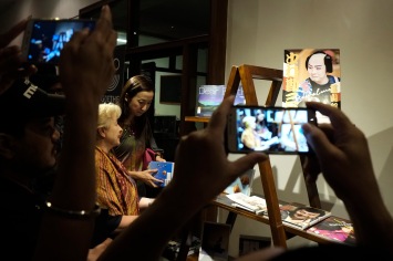Pengunjung melihat koleksi buku foto saat pembukaan pameran dan workshop buku foto 2016 di Goethe House, Jakarta, 1 November 2016. - The Jakarta Post / Jerry Adiguna