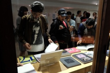 Pengunjung melihat koleksi buku foto saat pembukaan pameran dan workshop buku foto 2016 di Goethe House, Jakarta, 1 November 2016. - The Jakarta Post / Jerry Adiguna